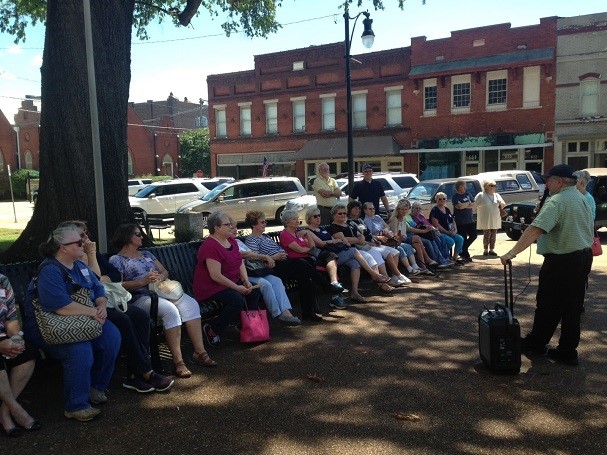 picture of people at the Alcorn County Courthouse